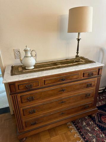 Commode ancienne en bois massif avec plateau en marbre blanc beschikbaar voor biedingen