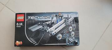 LEGO TECHNIC 42032 — De compacte rupslader  beschikbaar voor biedingen