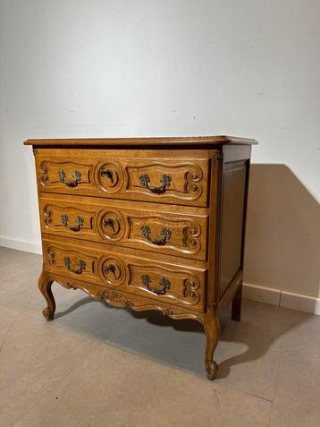 Commode antiek beschikbaar voor biedingen