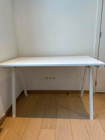 Kantoortafel beschikbaar voor biedingen