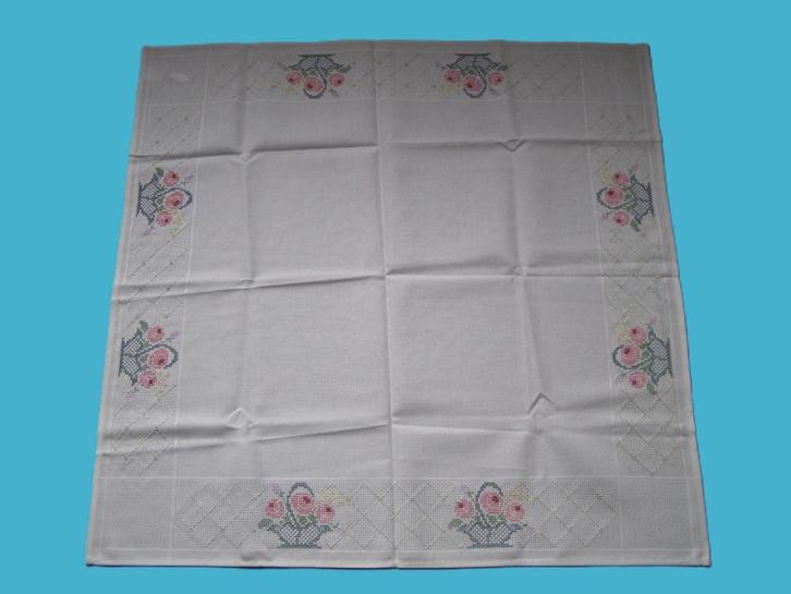 tafelkleedje 84cm x 84cm = NIEUWSTAAT, Huis en Inrichting, Tafelkleden, Nieuw, Vierkant, Ophalen of Verzenden
