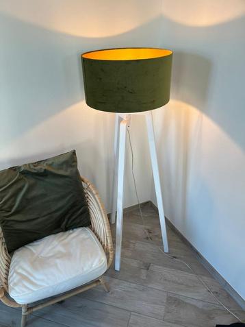 Groene lampadair met mooi warm licht beschikbaar voor biedingen