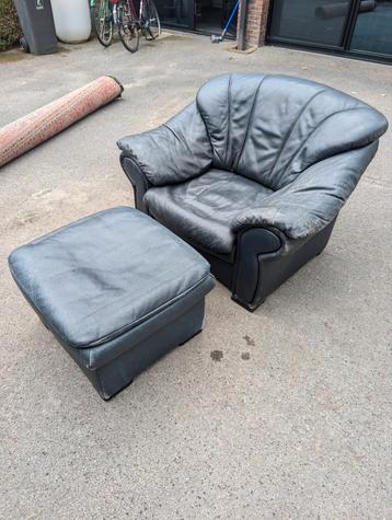 Comfortabele fauteuil met poef beschikbaar voor biedingen