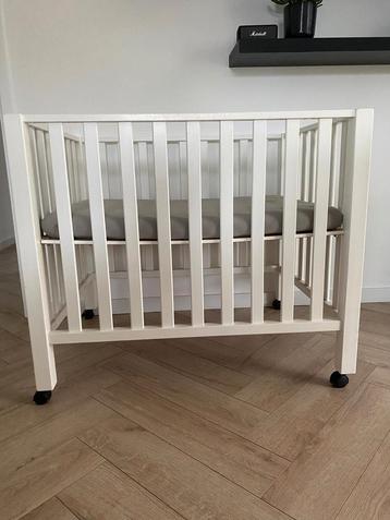 Park + matras met hoeslaken + matrasbeschermer beschikbaar voor biedingen