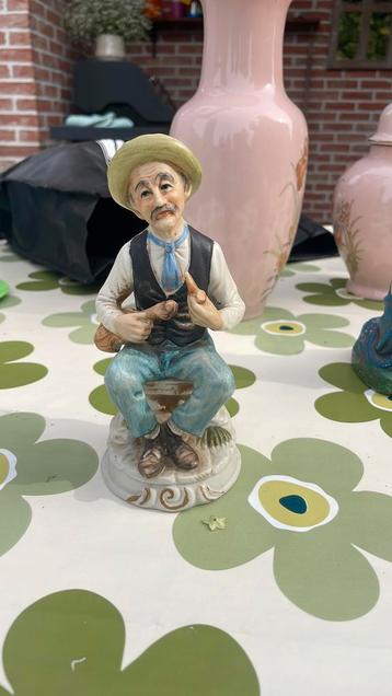 Meneer met gitaar beschikbaar voor biedingen