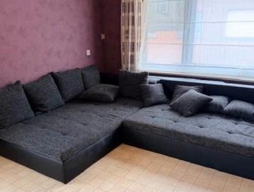 Hoekzetel in donker grijze stof beschikbaar voor biedingen