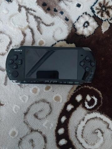  PSP 3000 + 11 jeux originaux + chargeur + étui - bon état beschikbaar voor biedingen