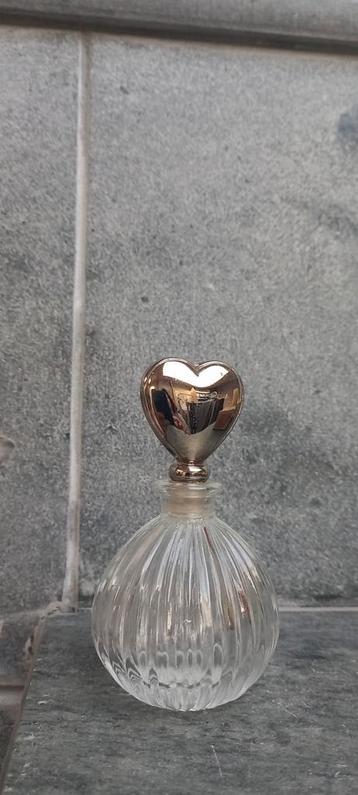 Nieuw parfumflesje met zilveren hartsluiting beschikbaar voor biedingen