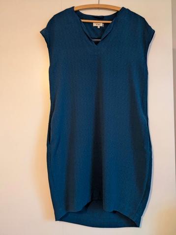 Blauw kleedje beschikbaar voor biedingen