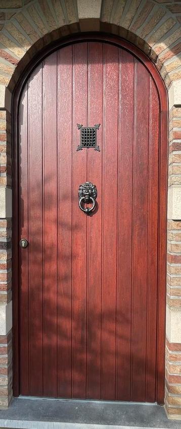 Houten voordeur beschikbaar voor biedingen