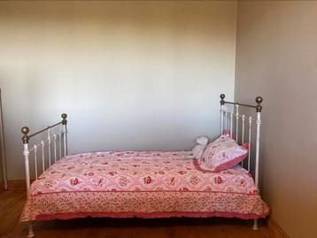 Gietijzeren antiek bed inclusief lattenbodem beschikbaar voor biedingen