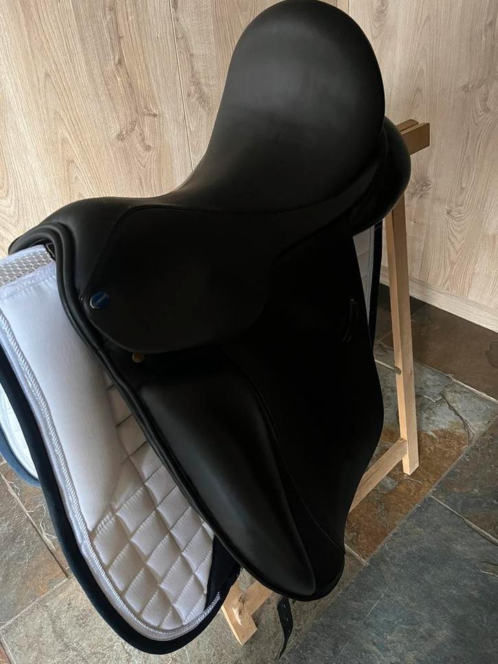 Euroriding Titan 17,5 inch dressuurzadel, Dieren en Toebehoren, Paarden en Pony's | Zadels, Zo goed als nieuw, Ophalen