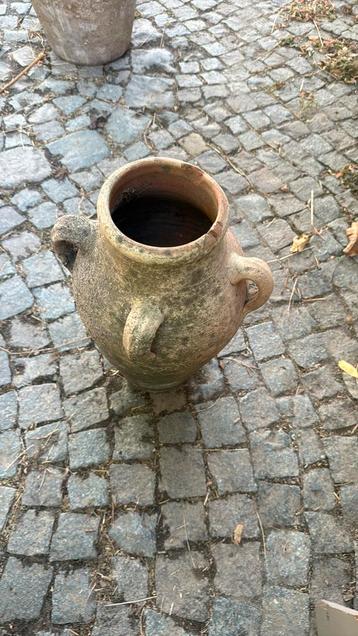 Middelgrote terracotta kruik beschikbaar voor biedingen