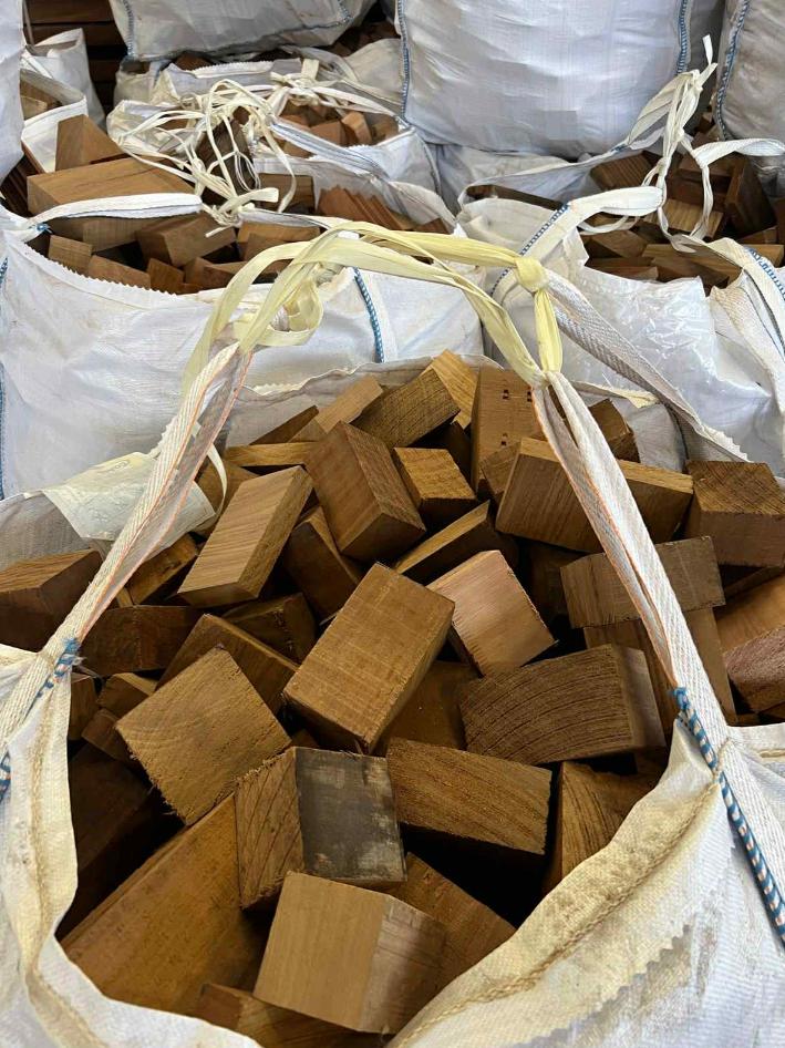 Brandhout Afromosia - Bigbag 1 m³ – €90, Tuin en Terras, Minder dan 3 m³, Ophalen, Overige houtsoorten, Blokken