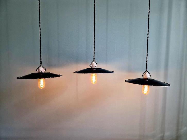 Trio de suspensions industrielles en tôle émaillée noire, Antiquités & Art, Antiquités | Éclairage, Enlèvement ou Envoi