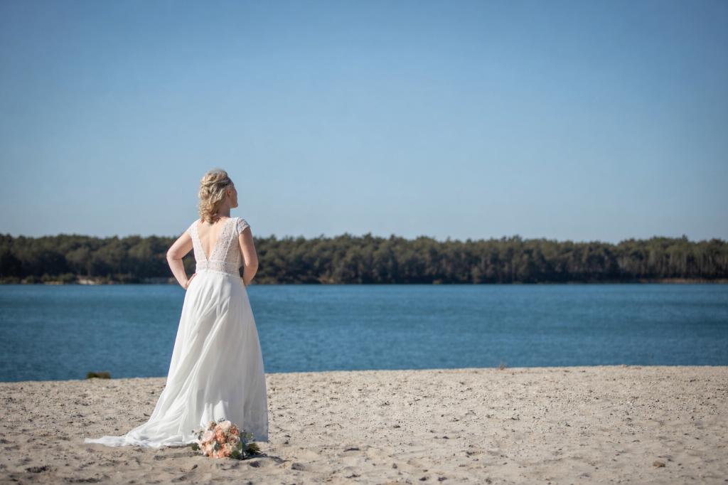 Robe de mariée Elvira élégante  — Taille M/L, Vêtements | Femmes, Vêtements de mariage & Accessoires de mariage, Elvira, Enlèvement