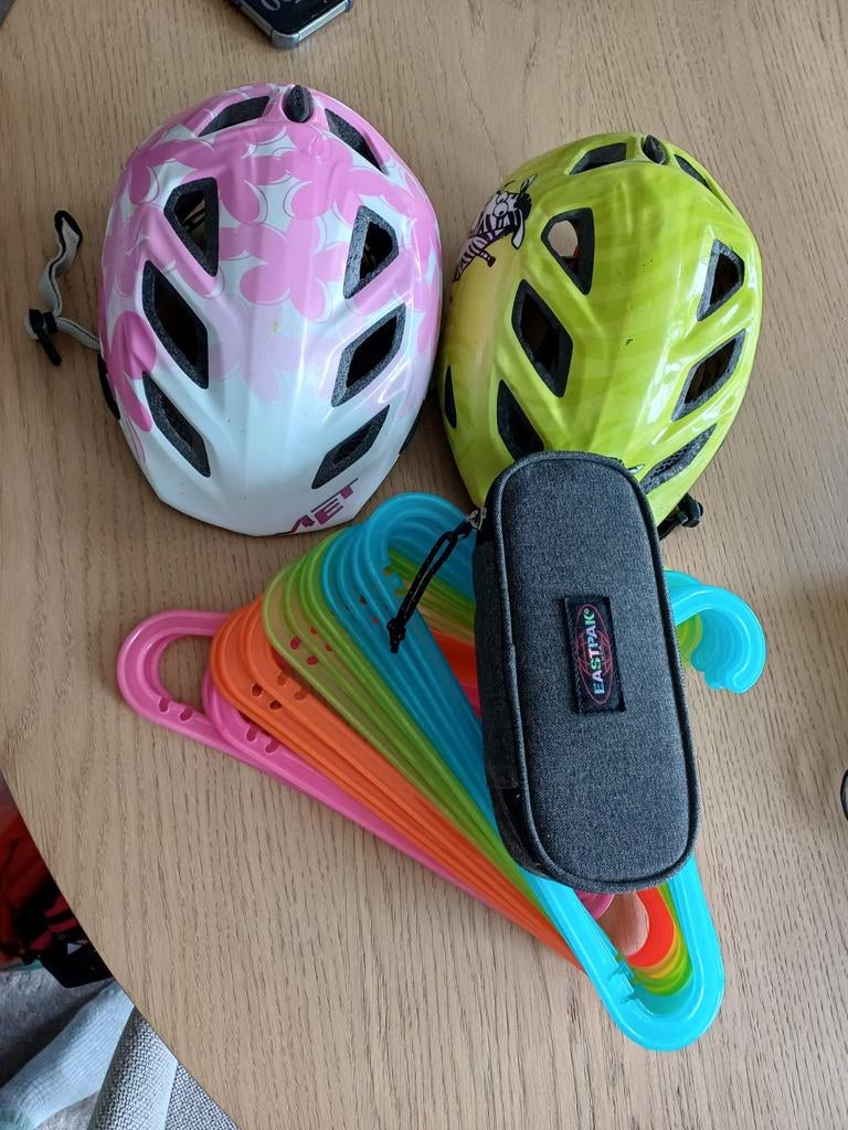 2 helmen en kinderkapstokken gratis, Fietsen en Brommers, Ophalen