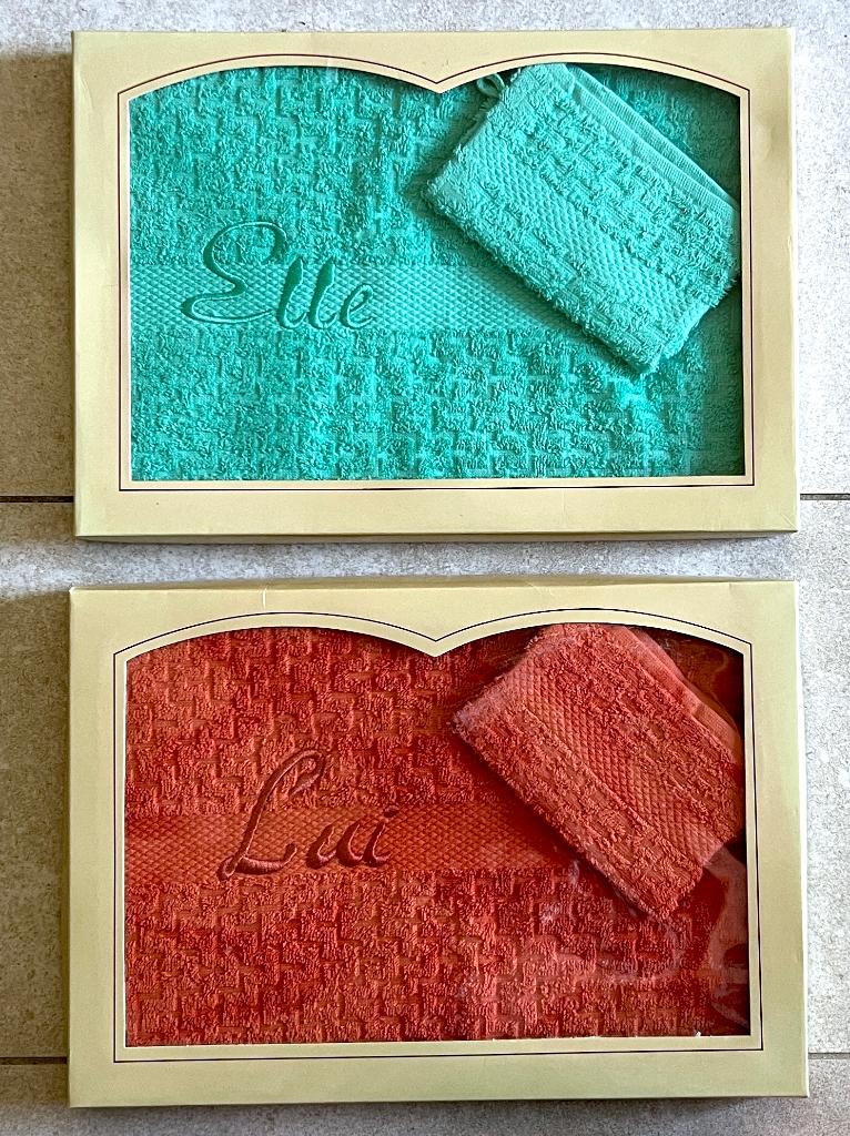 2 BOX Serviettes (Brodées) + Gants - "ELLE" & "LUI" // NEUFS, Enlèvement ou Envoi, Neuf, Autres couleurs, Serviette