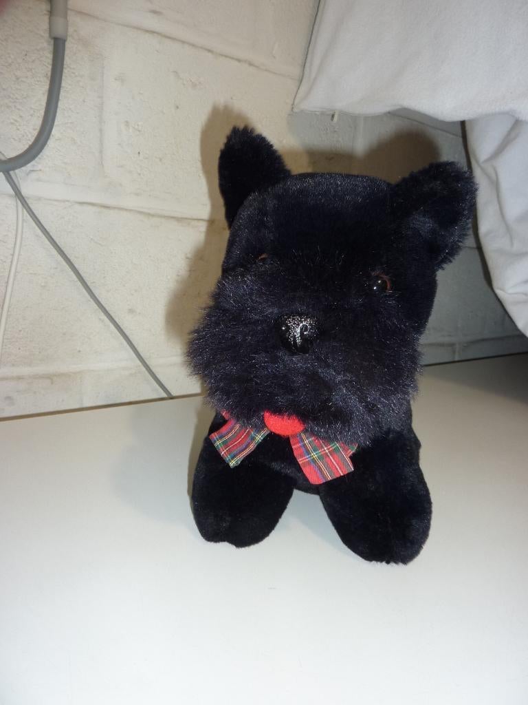 Peluche chien noir avec noeud à carreaux - Hauteur 28cm, Enlèvement, Neuf, Chien