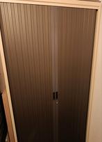 Armoire a portes coulissantes avec clé