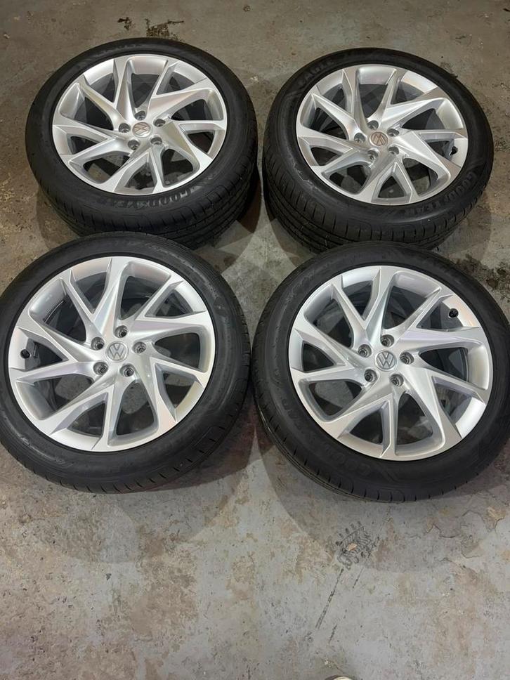 4 Jantes origine VW neuve avec p’eus neuf 245/45/18 600€, Autos : Pièces & Accessoires, Pneus & Jantes, Pneus et Jantes, Pneus été