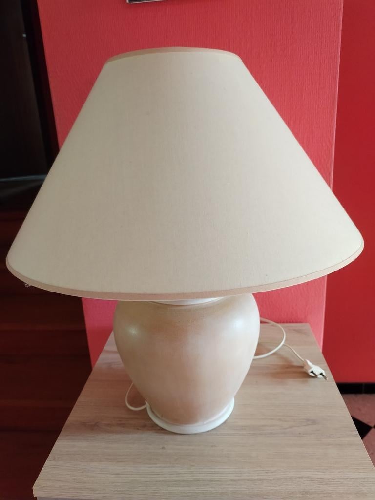 Très jolie lampe abat jour. Couleur saumon et blanc cassé., Enlèvement
