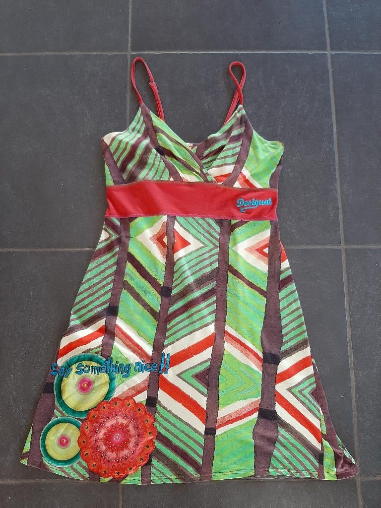 groen-rood zomerkleed van het merk Desiqual, Kleding | Dames, Jurken, Zo goed als nieuw, Maat 38/40 (M), Groen, Ophalen of Verzenden