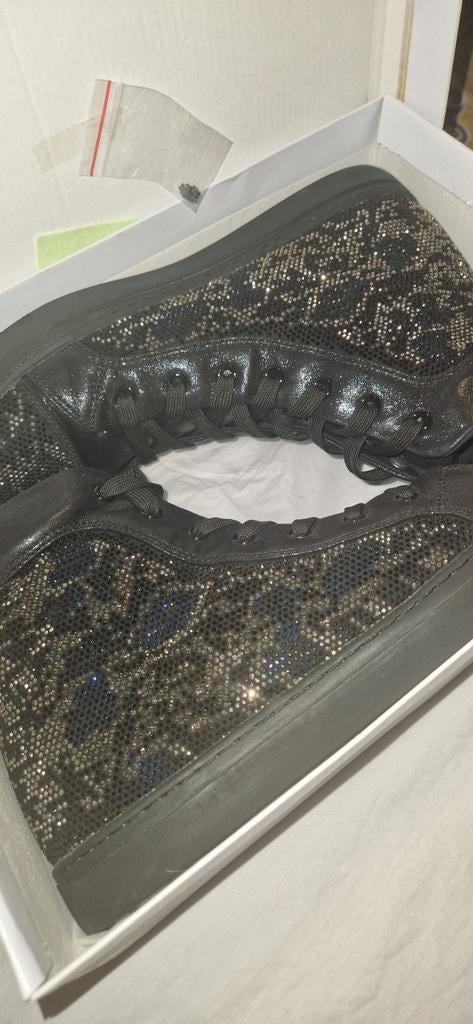 Chaussures Steve Maden, Enlèvement