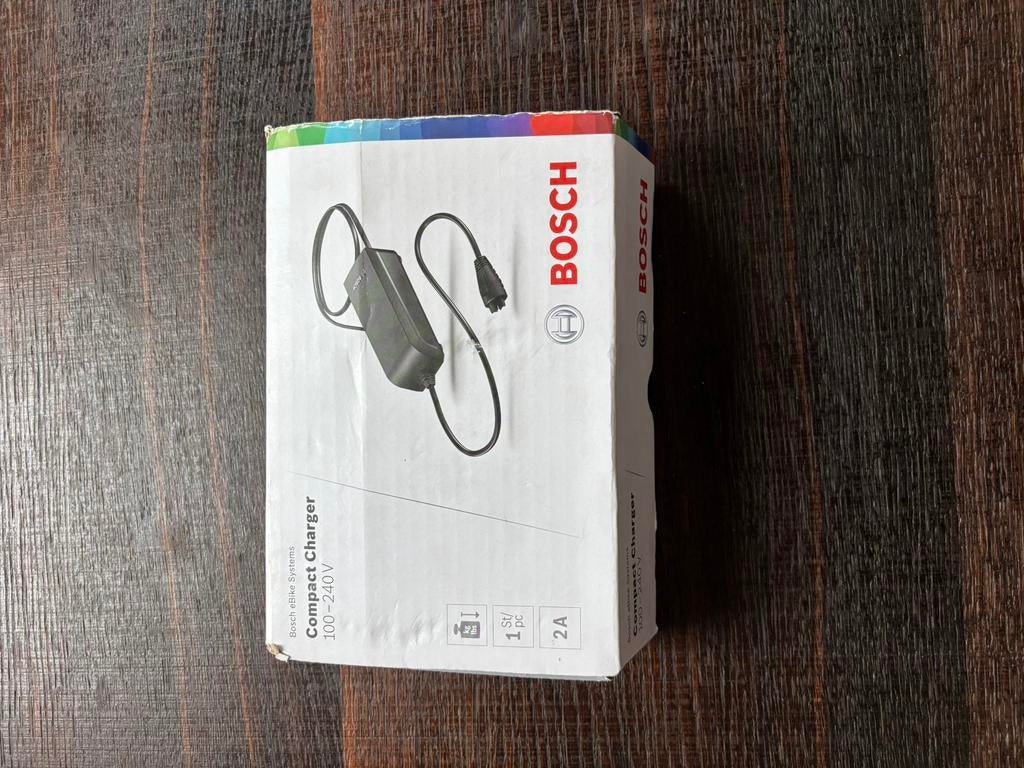Bosch compacte oplader van 100-240v, Ophalen, Zo goed als nieuw