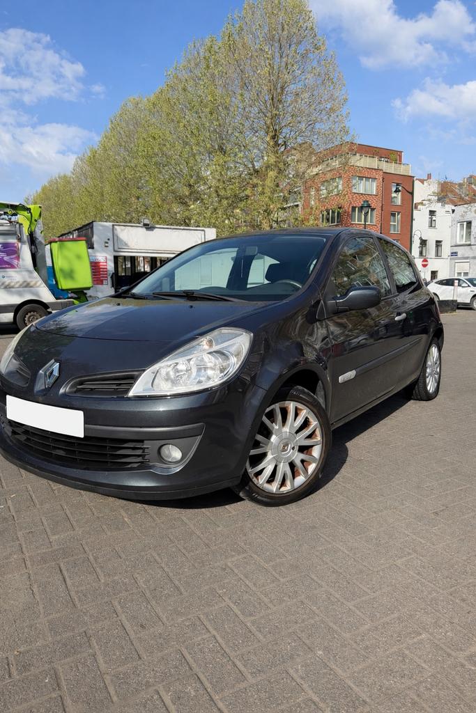 Clio 3 2009 0470952743, Auto's, Renault, Voorwielaandrijving, Stof, Bluetooth, Zwart