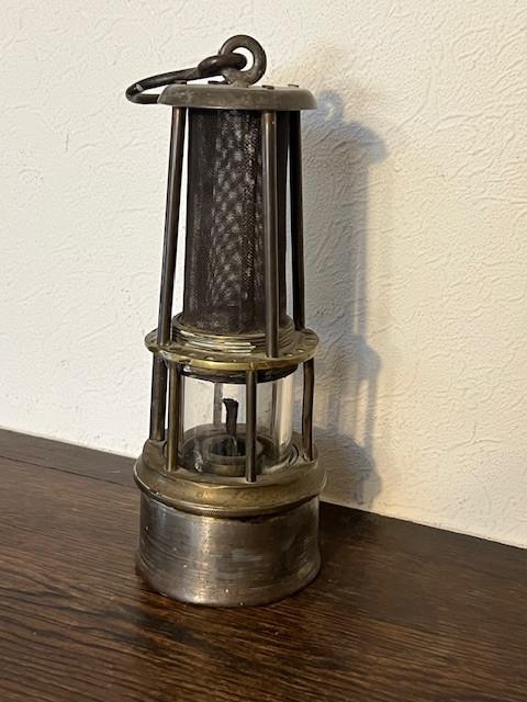 Lampe de mineur ancienne, Enlèvement