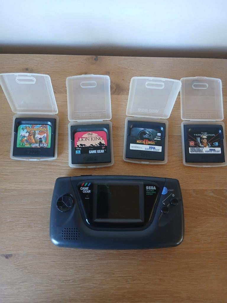 Sega game gear met 4 spelletjes zie omschrijving, Games en Spelcomputers, Spelcomputers | Sega, Game Gear, Ophalen of Verzenden