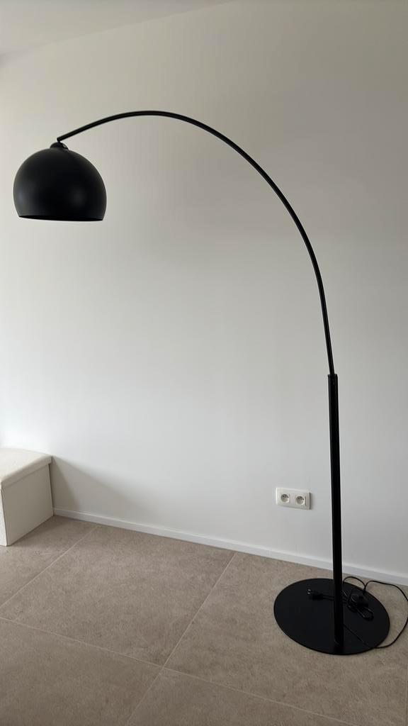 Moderne zwarte booglamp / staande lamp, Maison & Meubles, Lampes | Lampadaires, Comme neuf, Enlèvement