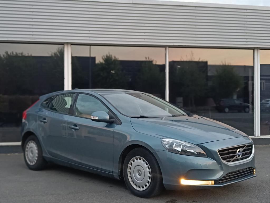 VOLVO V40 1.6 DRIVe D2 MOMENTUM Euro5B, Autos, Volvo, Euro 5, Achat, Boîte manuelle, Noir