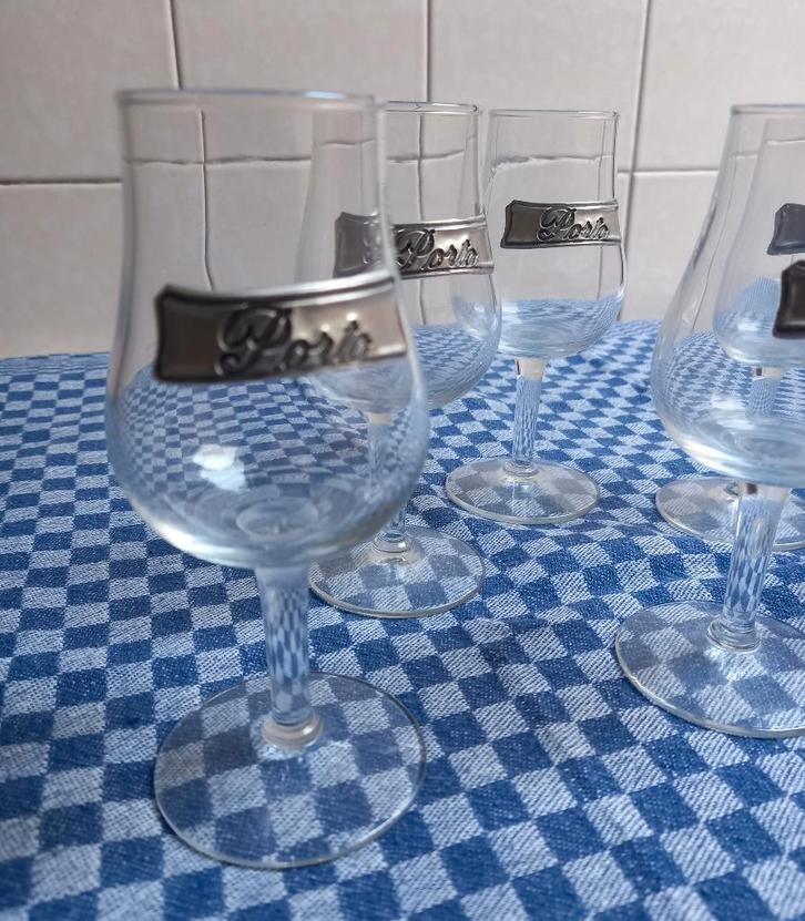 Lot de 6 verres à Porto de tradition – Écussons en étain, Verzamelen, Glas en Drinkglazen, Zo goed als nieuw, Ophalen