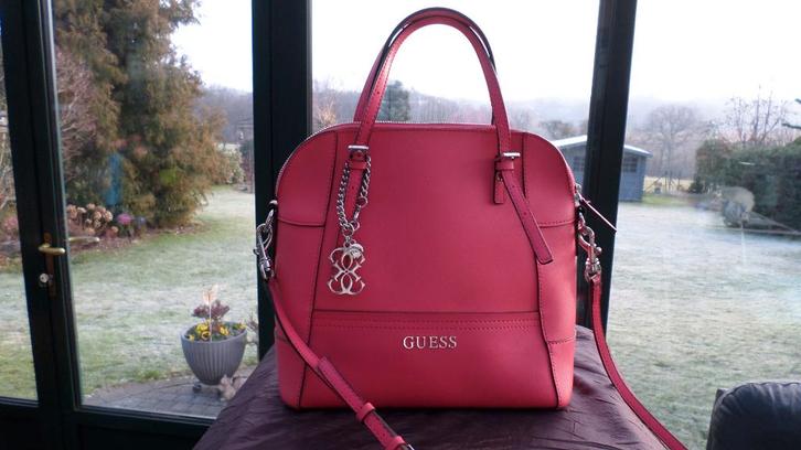 Joli sac GUESS à bandoulière, Bijoux, Sacs & Beauté, Sacs | Sacs à bandoulière, Rose, Enlèvement ou Envoi