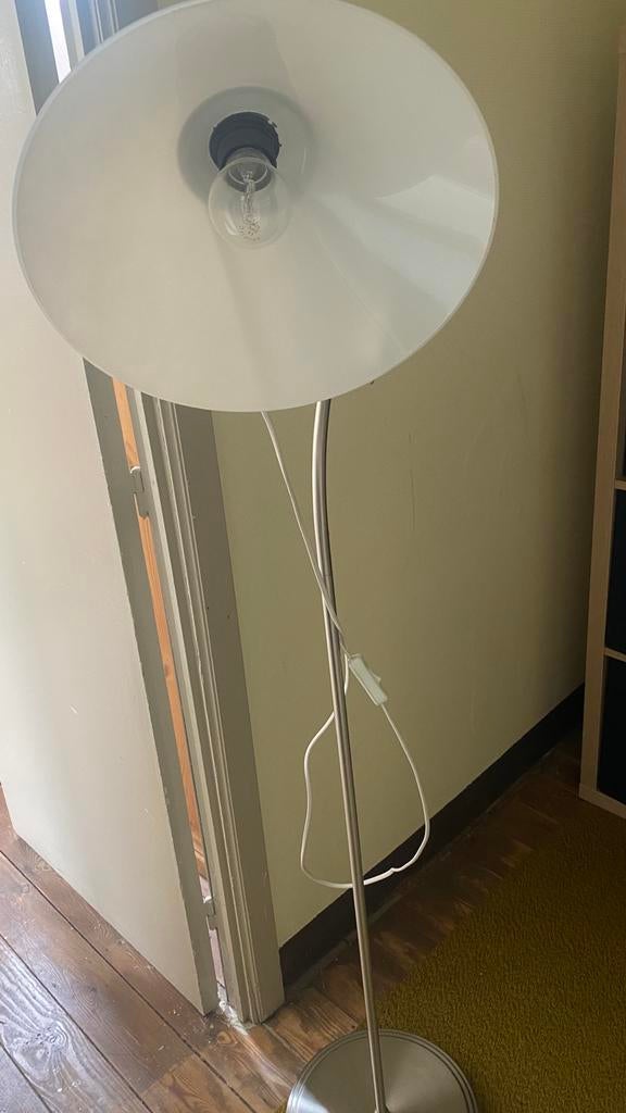 Lampadaire moderne, bon état, Maison & Meubles, Lampes | Autre, Enlèvement, Comme neuf