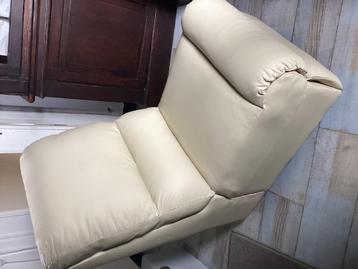 crèmekleurige zetel in leer zonder armleuningen
