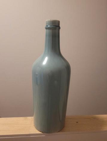 Grote groenige vaas beschikbaar voor biedingen