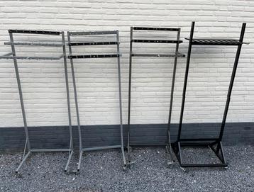 4 metalen riemen rekken met wieltjes, samen voor €100 beschikbaar voor biedingen