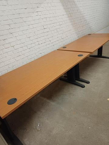 2 mooie bureaus te koop beschikbaar voor biedingen
