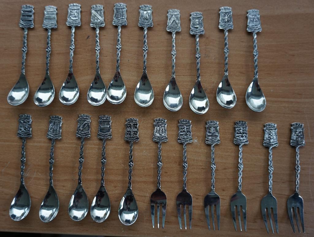 Vintage lepels (15) en vorken (6) met emblemen van steden, Verzamelen, Porselein, Kristal en Bestek, Zo goed als nieuw, Bestek