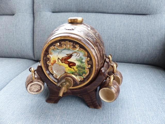 Un bequet ? fût de bière en faïence avec tasses, Maison & Meubles, Cuisine | Vaisselle, Comme neuf, Autres types, Autres styles