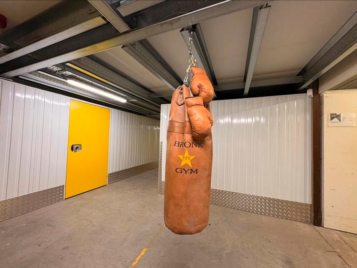 Bruin lederen Bokszak “Bronx Gym” met bokshandschoenen., Sport en Fitness, Boksen, Bokszak, Ophalen