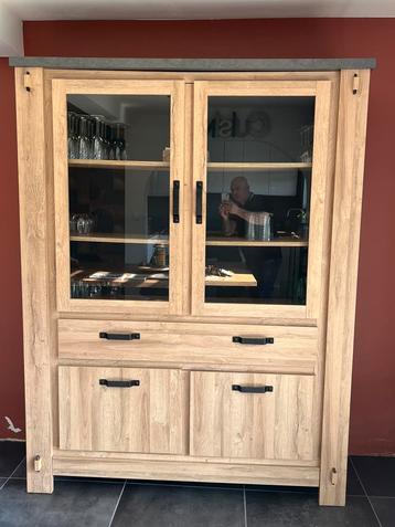 Vitrine + salontafel  beschikbaar voor biedingen