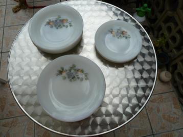 Assiettes ARCOPAL 6 plates, 6 profondes, 6 dessert  décor F disponible aux enchères