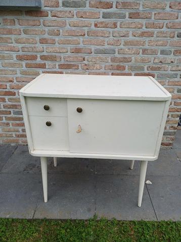 Oud kastje.  beschikbaar voor biedingen