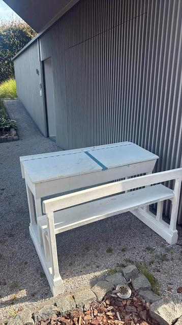 Vintage schoolbank beschikbaar voor biedingen