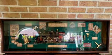  Decoratieve vitrinekast – Diorama met trein-thema beschikbaar voor biedingen