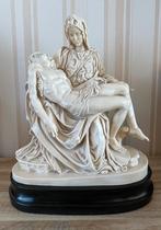 Grote piëta van Santini in “marble resin”, Enlèvement